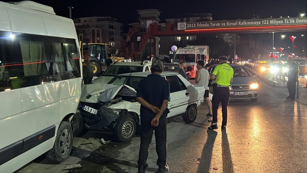 Foto - Manisa'da 4 araçlı zincirleme trafik kazası