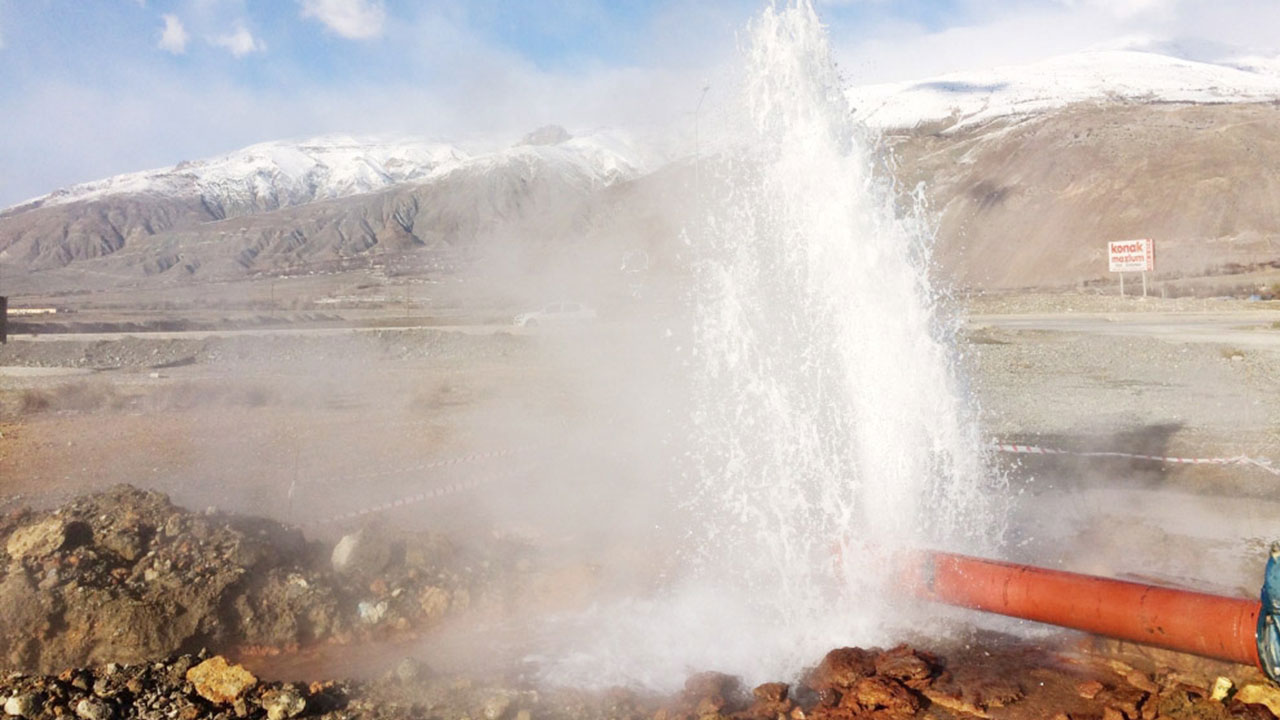 Foto - Manisa'da yerin 3000 metre altına iniliyor! Yerin altından petrol gibi çıkacak
