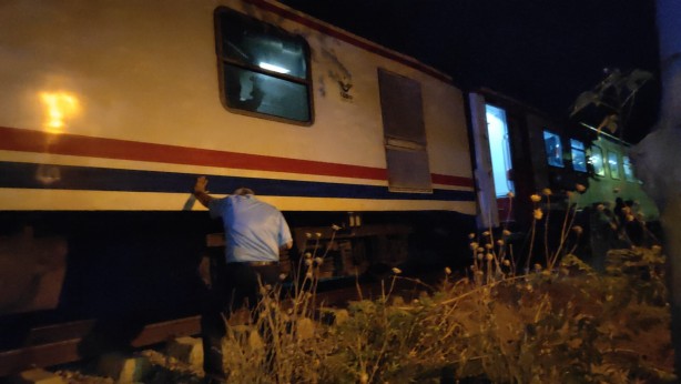 Manisa'da yolcu treni 2 kişiye çarptı
