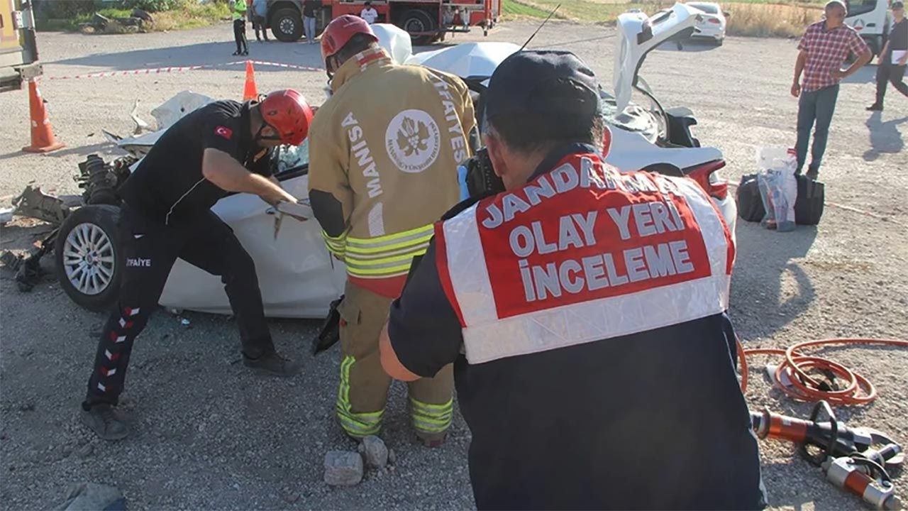 Foto - Manisa’da yürek yakan kaza! Baba ve 3 çocuğu hayatını kaybetti