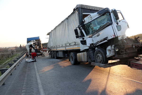 Foto - Manisa'da zincirleme kaza: Yaralılar var