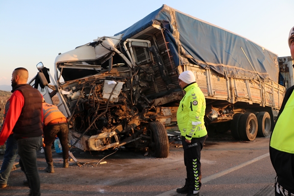 Foto - Manisa'da zincirleme kaza: Yaralılar var