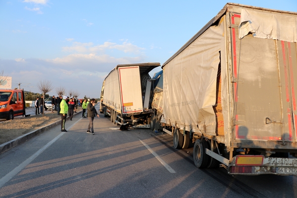 Manisa'da zincirleme kaza: Yaralılar var