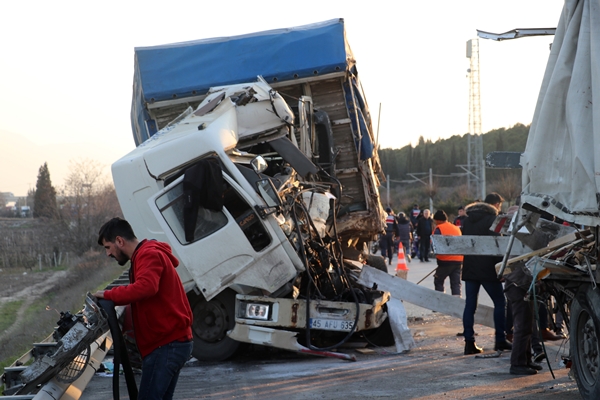 Foto - Manisa'da zincirleme kaza: Yaralılar var