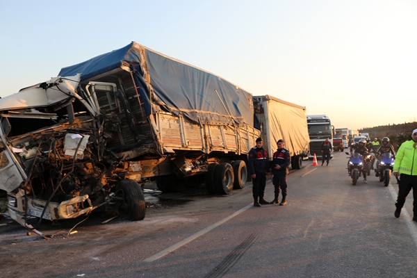 Foto - Manisa'da zincirleme kaza: Yaralılar var