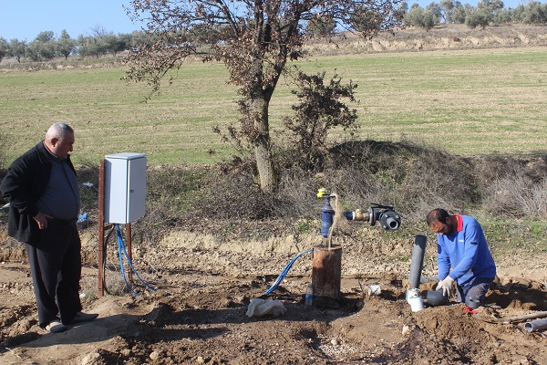 Foto - Manisalı çiftçi hayatının şokunu yaşadı! Su ararken öyle bir şey buldu ki!