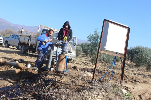 Foto - Manisalı çiftçi hayatının şokunu yaşadı! Su ararken öyle bir şey buldu ki!