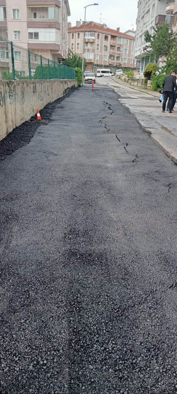 Foto - Mansur Yavaş Ankaralıları böyle rezil etti! Yeni onarılan yol sağanak yağışta çöktü