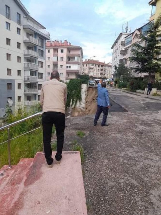 Foto - Mansur Yavaş Ankaralıları böyle rezil etti! Yeni onarılan yol sağanak yağışta çöktü