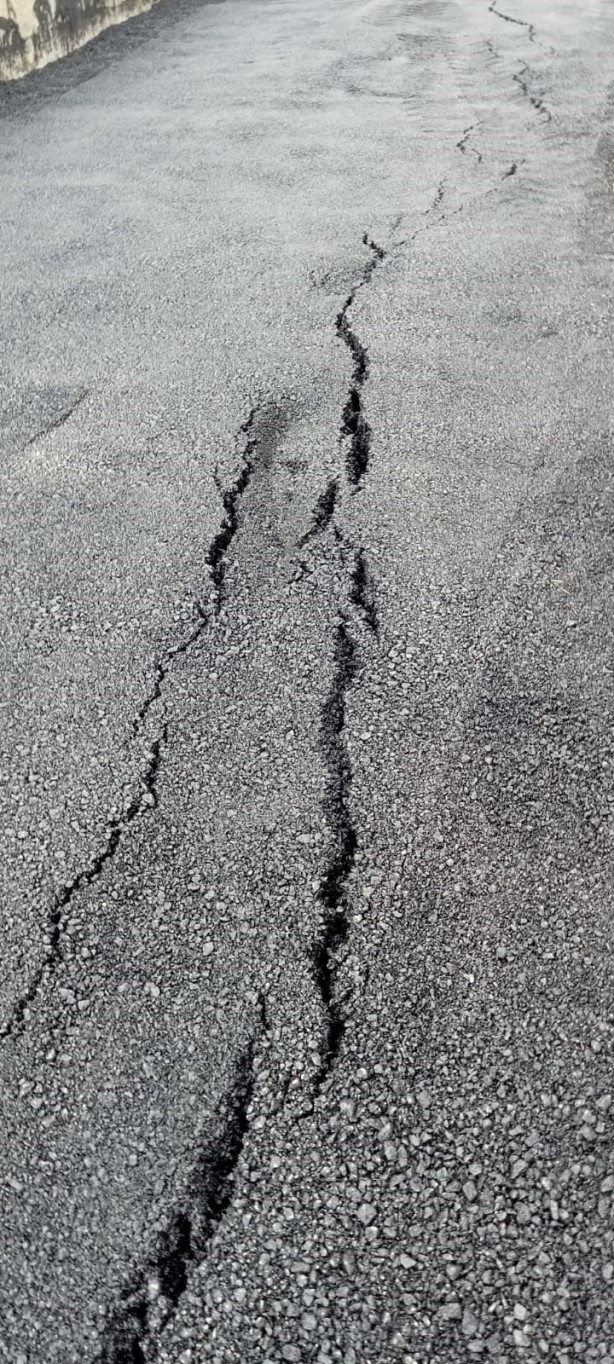 Foto - Mansur Yavaş Ankaralıları böyle rezil etti! Yeni onarılan yol sağanak yağışta çöktü