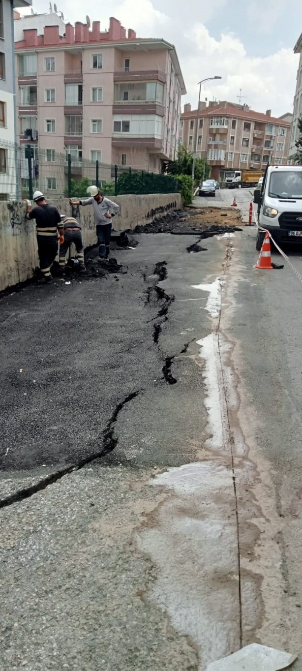 Foto - Mansur Yavaş Ankaralıları böyle rezil etti! Yeni onarılan yol sağanak yağışta çöktü