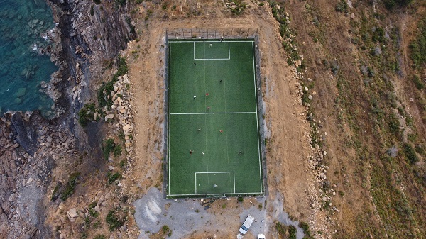 Foto - Manzarasıyla dikkat çekiyor! Bu futbol sahası Türkiye'de