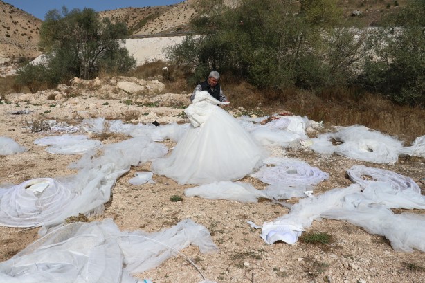 Foto - Manzarayı gören şaştı kaldı! Boş arazide çok sayıda gelinlik bulundu
