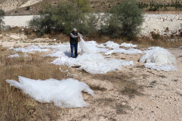 Foto - Manzarayı gören şaştı kaldı! Boş arazide çok sayıda gelinlik bulundu
