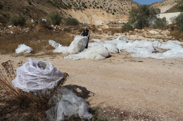 Foto - Manzarayı gören şaştı kaldı! Boş arazide çok sayıda gelinlik bulundu