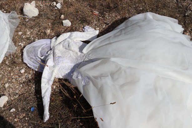 Foto - Manzarayı gören şaştı kaldı! Boş arazide çok sayıda gelinlik bulundu