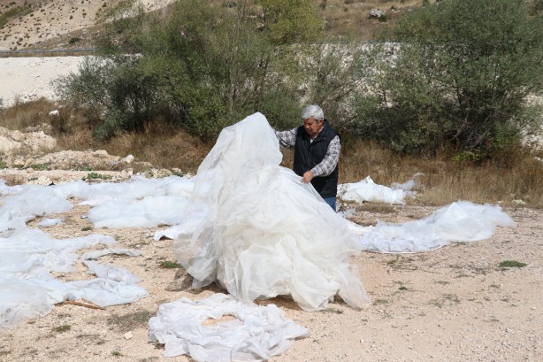 Manzarayı gören şaştı kaldı! Boş arazide çok sayıda gelinlik bulundu