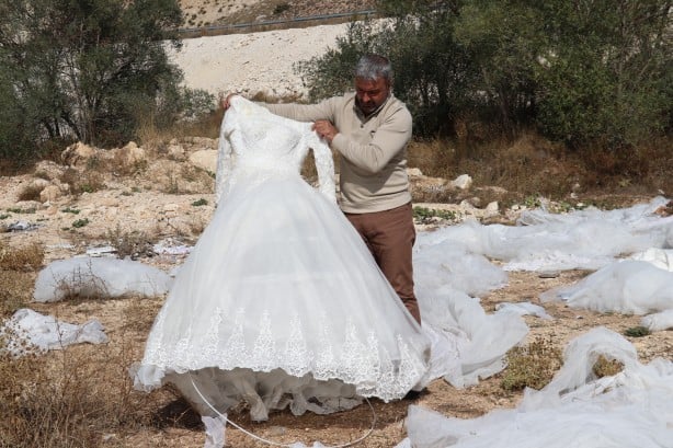 Foto - Manzarayı gören şaştı kaldı! Boş arazide çok sayıda gelinlik bulundu
