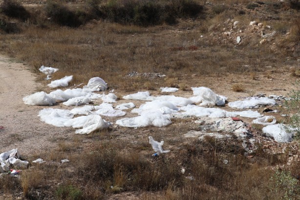 Foto - Manzarayı gören şaştı kaldı! Boş arazide çok sayıda gelinlik bulundu