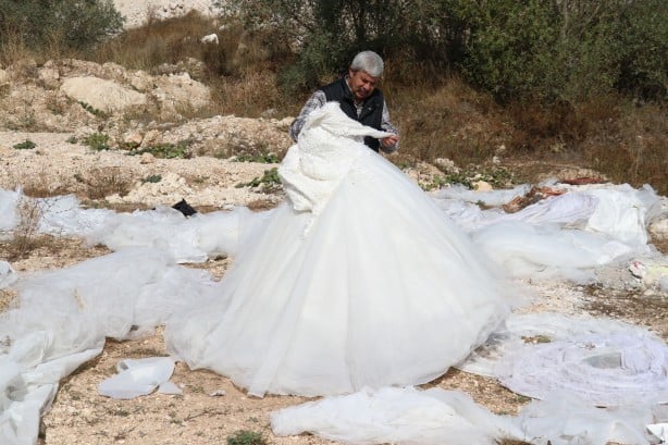 Foto - Manzarayı gören şaştı kaldı! Boş arazide çok sayıda gelinlik bulundu