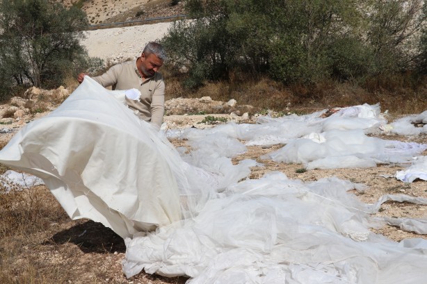 Foto - Manzarayı gören şaştı kaldı! Boş arazide çok sayıda gelinlik bulundu