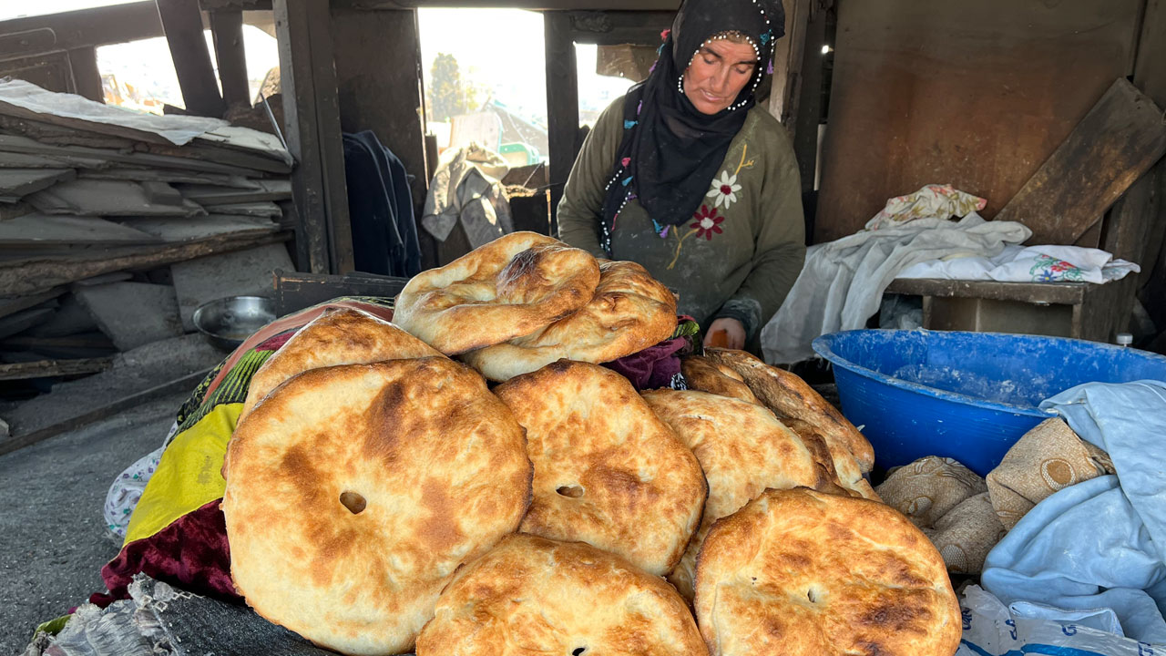 Mardin geleneği İzimr'de yaşatılıyor! Kadifekale surlarında tandır ekmeği kokusu 