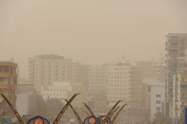 Foto - Mardin'de etkili olan toz taşınımı hayatı olumsuz etkiledi
