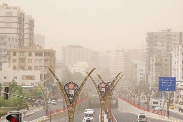 Foto - Mardin'de etkili olan toz taşınımı hayatı olumsuz etkiledi