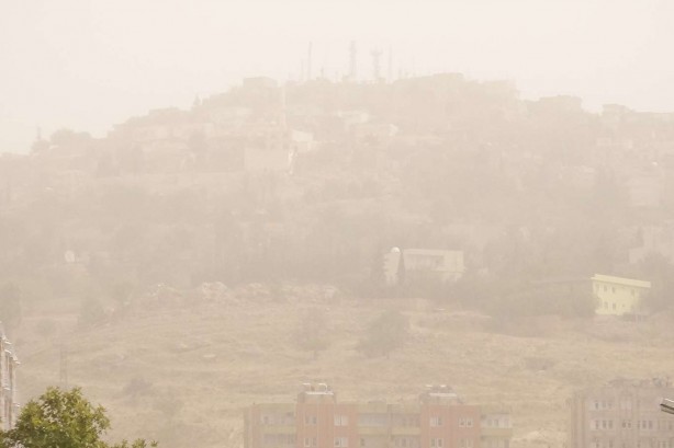 Foto - Mardin'de etkili olan toz taşınımı hayatı olumsuz etkiledi