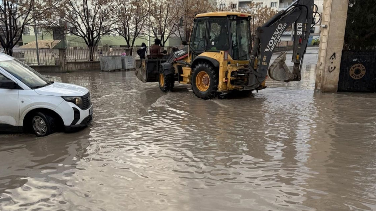 Mardin’de sağanak hayatı felç etti! Mahsur kalan öğrenciler kepçeyle kurtarıldı