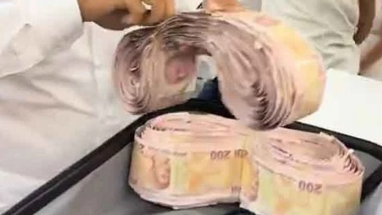 Foto - Mardin’de şaşırtan görüntü! Gelin ve damat paraların içinde kayboldu