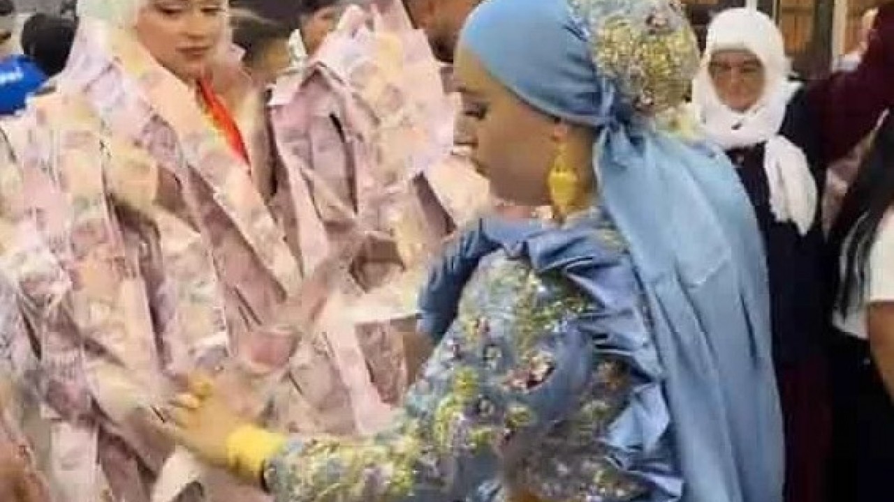 Foto - Mardin’de şaşırtan görüntü! Gelin ve damat paraların içinde kayboldu