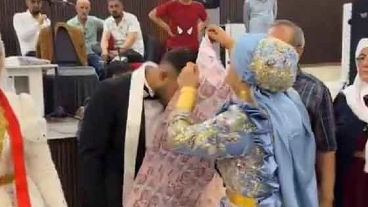 Foto - Mardin’de şaşırtan görüntü! Gelin ve damat paraların içinde kayboldu