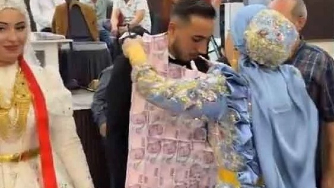 Foto - Mardin’de şaşırtan görüntü! Gelin ve damat paraların içinde kayboldu