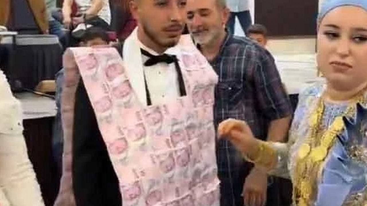 Foto - Mardin’de şaşırtan görüntü! Gelin ve damat paraların içinde kayboldu