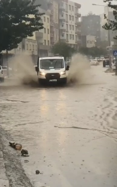 Mardin'de yollar göle döndü