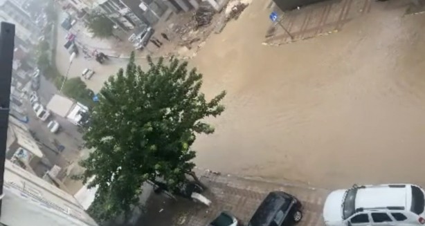 Foto - Mardin'de yollar göle döndü