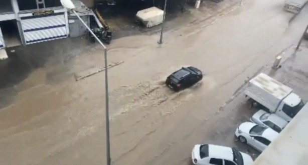 Foto - Mardin'de yollar göle döndü