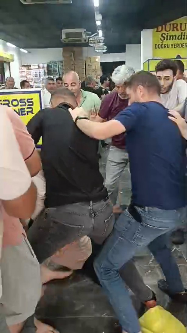 Marketteki indirim izdihamı tekmeli yumruklu kavgaya dönüştü