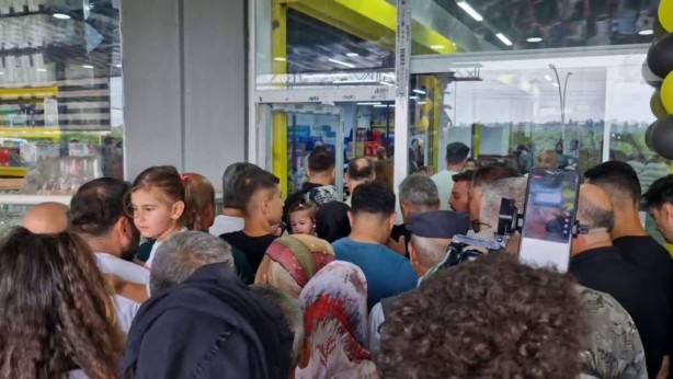 Foto - Marketteki indirim izdihamı tekmeli yumruklu kavgaya dönüştü