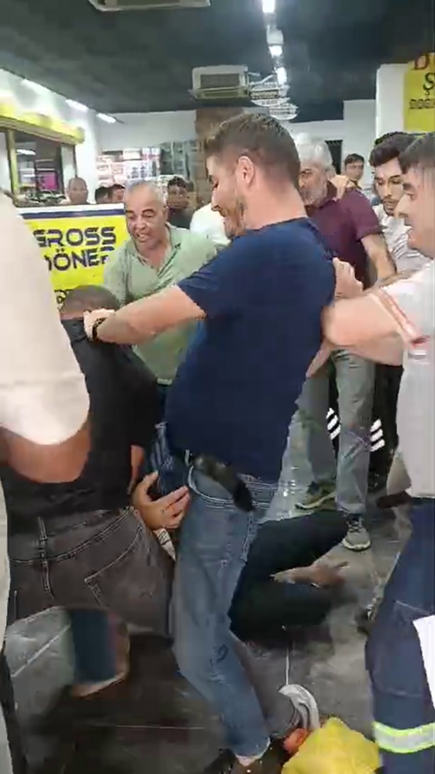 Foto - Marketteki indirim izdihamı tekmeli yumruklu kavgaya dönüştü