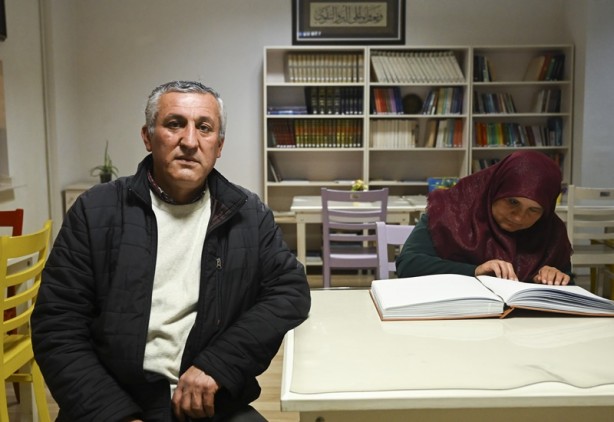 Foto - Marmara depreminde gözlerini kaybetmişti! Braille alfabesiyle Kur'an-ı Kerim'i hatmetti