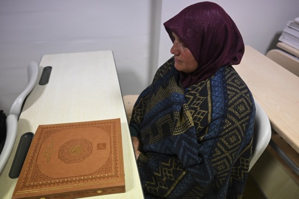 Foto - Marmara depreminde gözlerini kaybetmişti! Braille alfabesiyle Kur'an-ı Kerim'i hatmetti