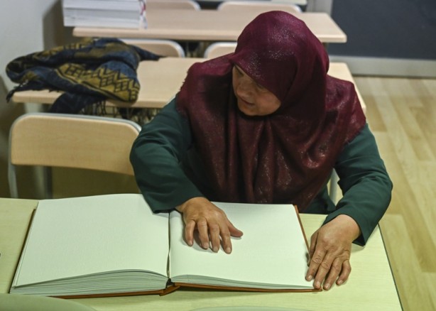 Foto - Marmara depreminde gözlerini kaybetmişti! Braille alfabesiyle Kur'an-ı Kerim'i hatmetti