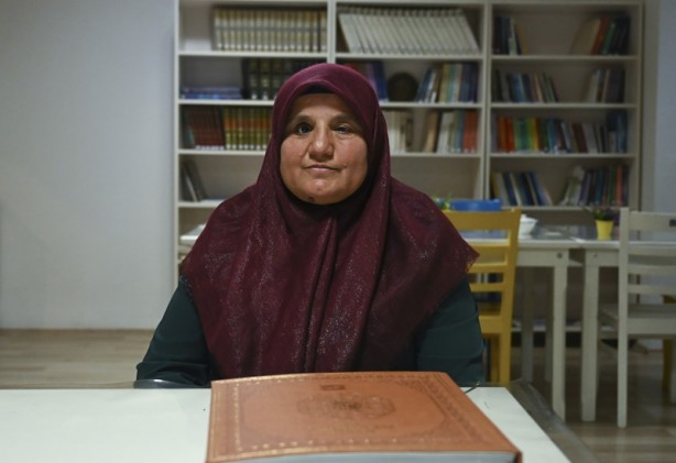 Foto - Marmara depreminde gözlerini kaybetmişti! Braille alfabesiyle Kur'an-ı Kerim'i hatmetti