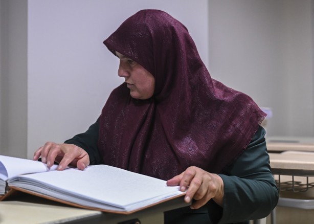 Foto - Marmara depreminde gözlerini kaybetmişti! Braille alfabesiyle Kur'an-ı Kerim'i hatmetti