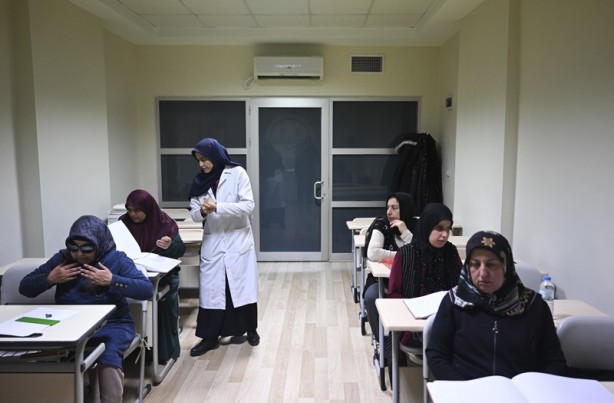 Foto - Marmara depreminde gözlerini kaybetmişti! Braille alfabesiyle Kur'an-ı Kerim'i hatmetti