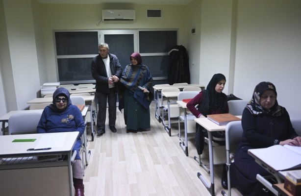 Foto - Marmara depreminde gözlerini kaybetmişti! Braille alfabesiyle Kur'an-ı Kerim'i hatmetti