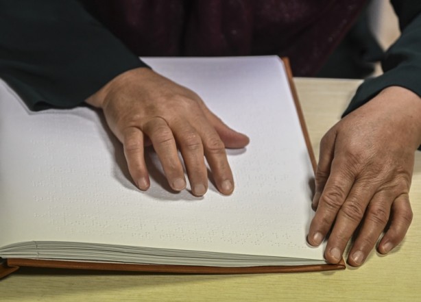 Foto - Marmara depreminde gözlerini kaybetmişti! Braille alfabesiyle Kur'an-ı Kerim'i hatmetti