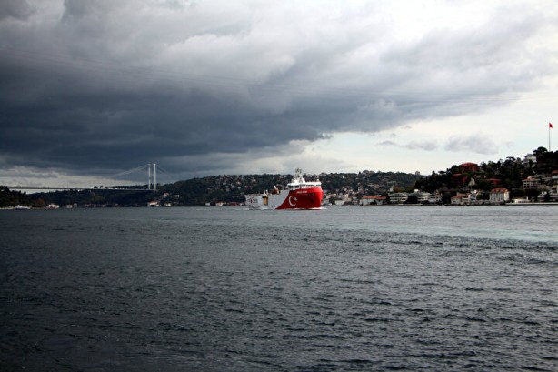 Foto - Marmara'dan geçti Akdeniz'e gidecek: Türk devini gören telefona sarıldı